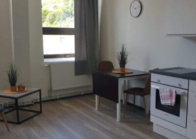 Bilde av kjøkken, spiseplass og sitteplass