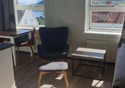 Bilde av seng, sitteplass og spiseplass