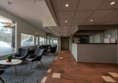 Bilde av en hotellresepsjon med sittegrupper