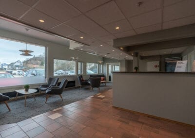 Bilde av en hotellresepsjon med sittegrupper