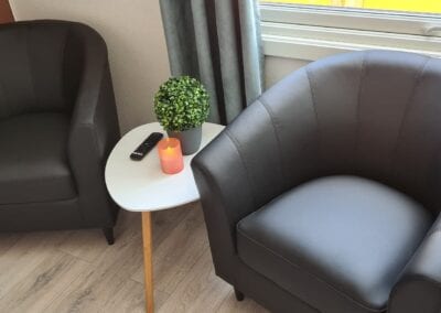 Bilde av sitteplasser i et hotellrom