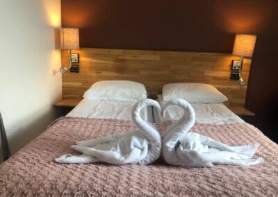 Bilde av oppredd seng i et hotellrom