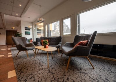 Bilde av en sittegruppe i et loungeområde