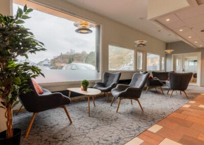 Bilde av sittegrupper i et loungeområde