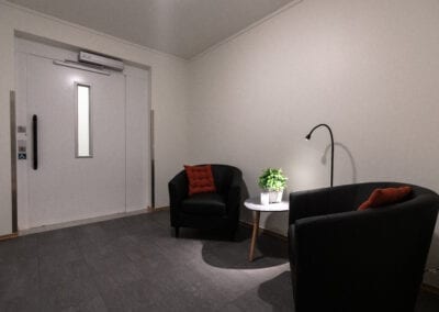 Bilde av sitteområdet utenfor en heis