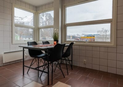 Bilde av spiseplass i et kjøkken