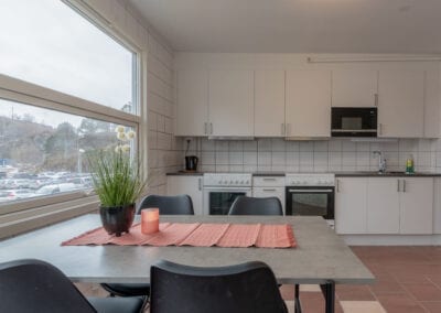 Bilde av spiseplass og kjøkkeninnredning