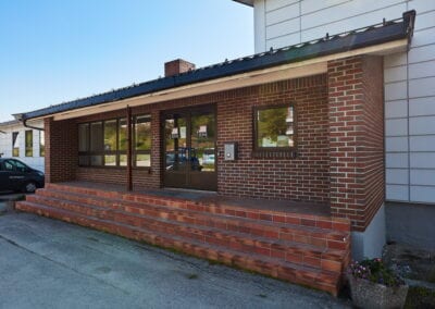 Bilde av inngang til bygning i Harstad