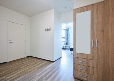 Entré med garderobeskap