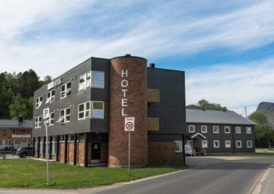Bilde av utsiden av Marina hotell i Svolvær