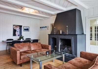 Bilde av stue med sofagruppe og peis