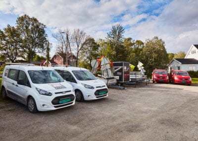 Bilde av parkeringsplass med biler og tilhengere