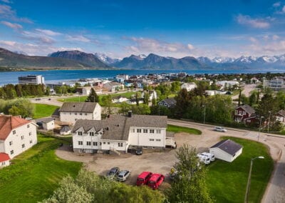 Oversiktsbilde av bygning med hybler på Sortland
