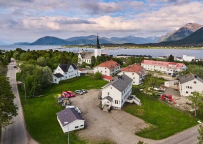 Oversiktsbilde av bygning med hybler på Sortland