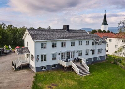 Oversiktsbilde av bygning med hybler på Sortland