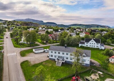 Oversiktsbilde av bygning med hybler på Sortland