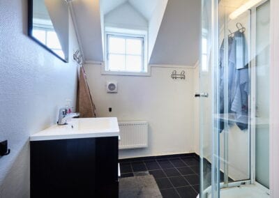 Bilde av et baderom med vask og dusj