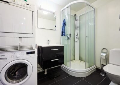 Bilde av bad med dusj, toalett, vask og vasketårn