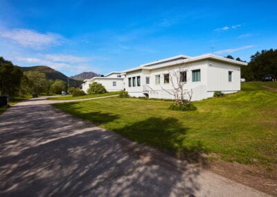 Bilde av innkjørsel og hage til hybelhus på Stokmarknes