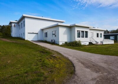 Bilde av innkjørsel og hage til hybelhus på Stokmarknes