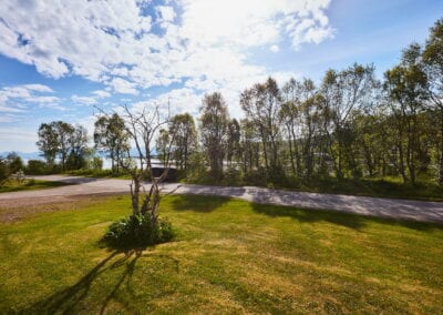 Bilde av innkjørsel og hage