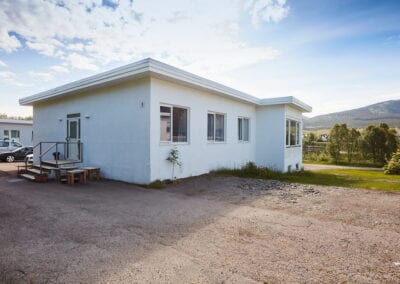 Bilde utenfor bygning med hybler på Stokmarknes