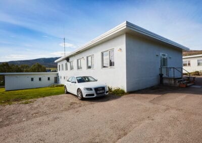 Bilde utenfor bygning med hybler på Stokmarknes