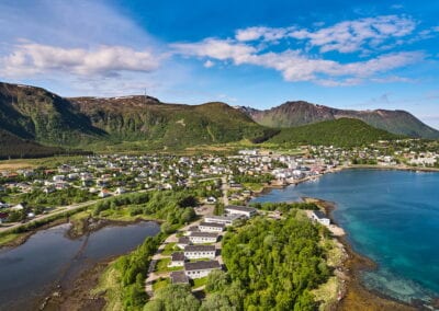 Oversiktsbilde av bygning med hybler på Stokmarknes