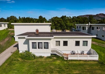 Oversiktsbilde av bygning med hybler på Stokmarknes