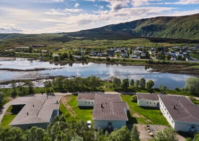 Oversiktsbilde av bygning med hybler på Stokmarknes